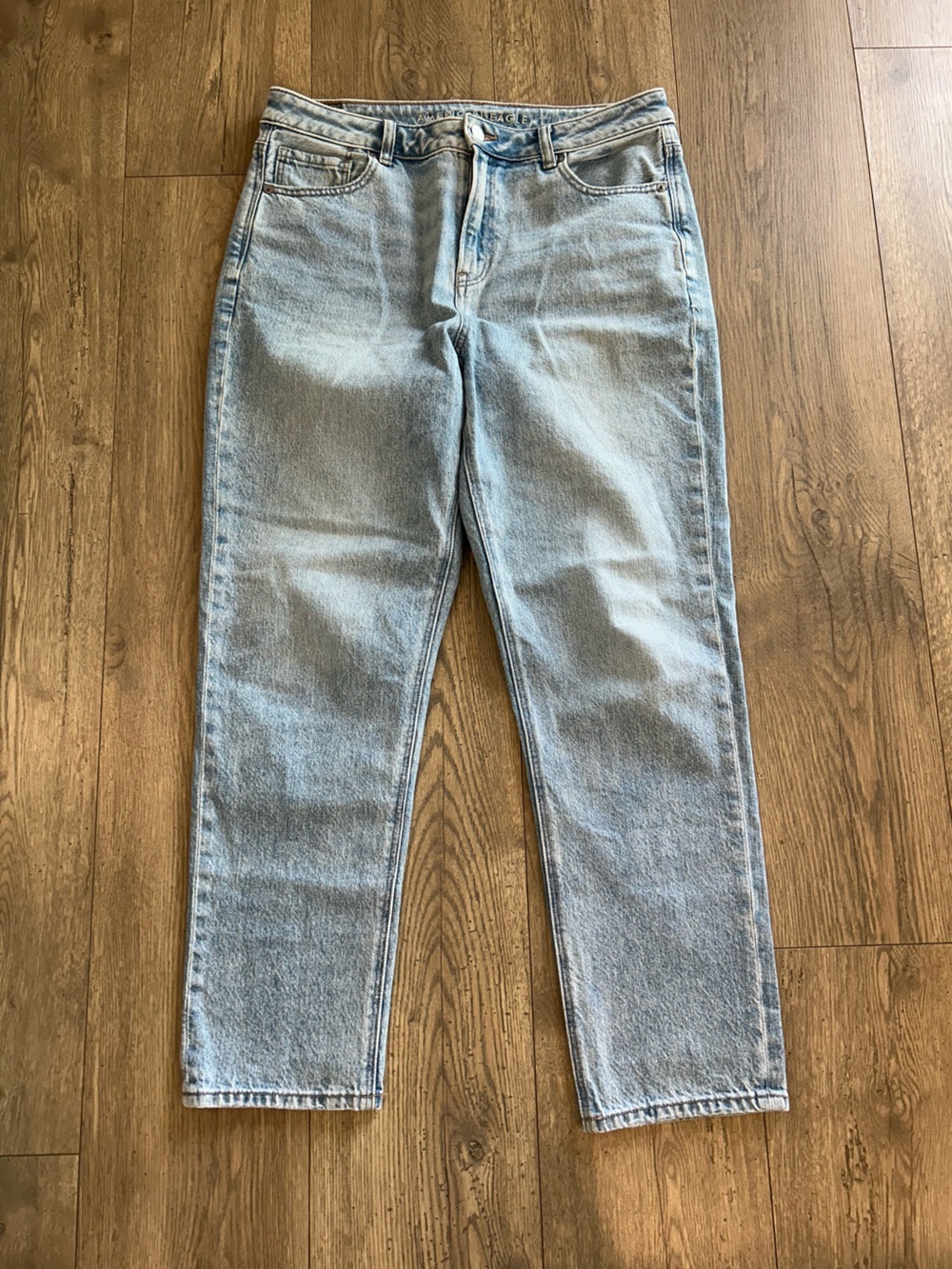 🦅 AE Strigid Mom Jeans Light Wash